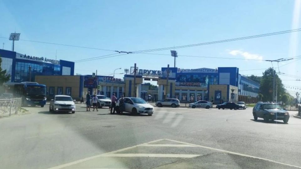 В Йошкар-Оле на кольце у ДК Ленина столкнулись две машины