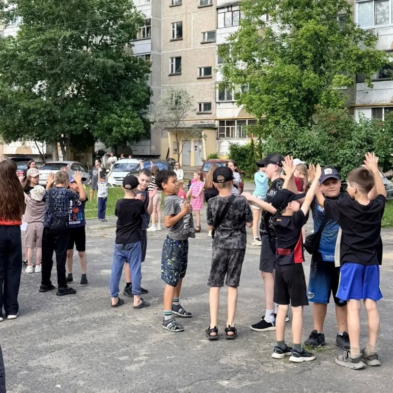 Вот что значит настоящее соседство! Во дворе дома № 15 по улице Кирова прошёл удивительный праздник — тёплый, шумный и по-настоящему семейный Вот что значит настоящее соседство! Во дворе дома № 15 по улице Кирова прошёл удивительный праздник — тёплый, шумный и по-настоящему семейный