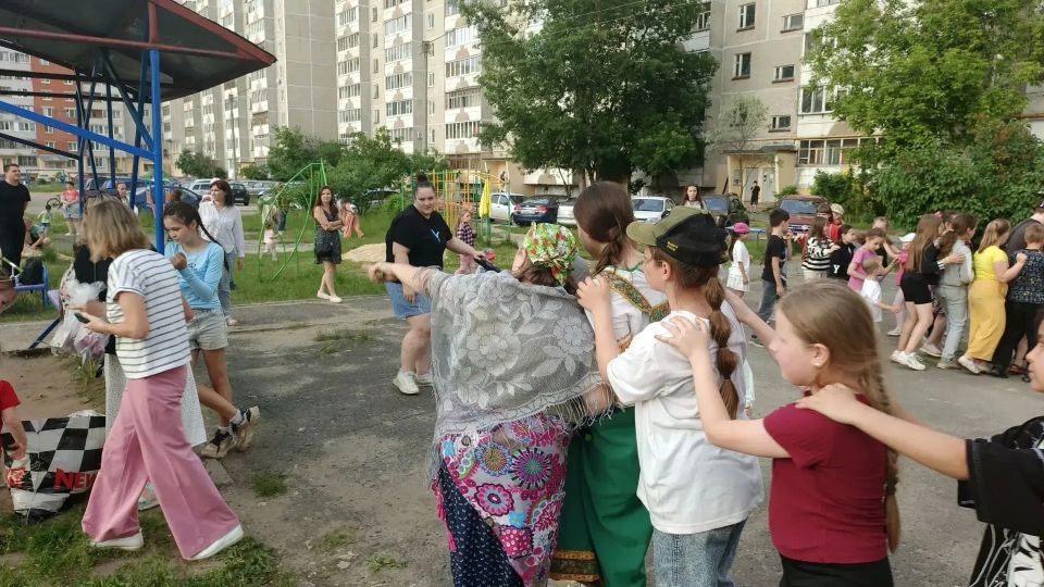 Вот что значит настоящее соседство! Во дворе дома № 15 по улице Кирова прошёл удивительный праздник — тёплый, шумный и по-настоящему семейный Вот что значит настоящее соседство! Во дворе дома № 15 по улице Кирова прошёл удивительный праздник — тёплый, шумный и по-настоящему семейный