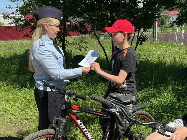 В Сернурском округе сотрудники Госавтоинспекции проводят профилактические беседы с юными велосипедистами в отдаленных населённых пунктах В Сернурском округе сотрудники Госавтоинспекции проводят профилактические беседы с юными велосипедистами в отдаленных населённых пунктах