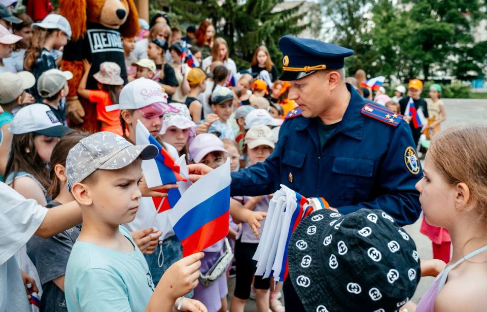 В честь Дня России по всей стране состоялись мероприятия с участием офицеров Следственного комитета Российской Федерации В честь Дня России по всей стране состоялись мероприятия с участием офицеров Следственного комитета Российской Федерации