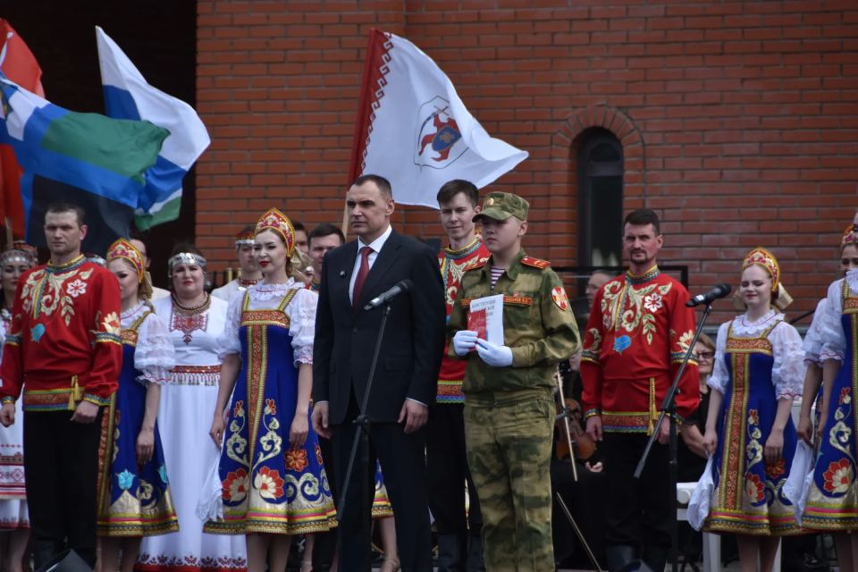 В Республике Марий Эл в День России школьникам города Йошкар-Олы вручили первые паспорта В Республике Марий Эл в День России школьникам города Йошкар-Олы вручили первые паспорта