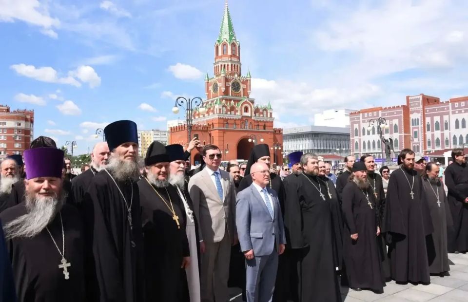 Глава марийского парламента ознакомился с фотовыставкой, посвященной 10-летию освящения Благовещенского собора и визита Патриарха Кирилла Глава марийского парламента ознакомился с фотовыставкой, посвященной 10-летию освящения Благовещенского собора и визита Патриарха Кирилла
