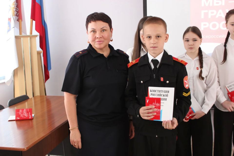 В Республике Марий Эл в День России школьникам города Йошкар-Олы вручили первые паспорта В Республике Марий Эл в День России школьникам города Йошкар-Олы вручили первые паспорта