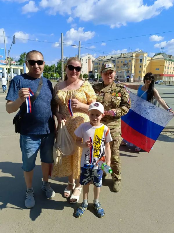 Символ единства и гордости: в Йошкар-Оле прошла акция «Российский триколор» Символ единства и гордости: в Йошкар-Оле прошла акция «Российский триколор»