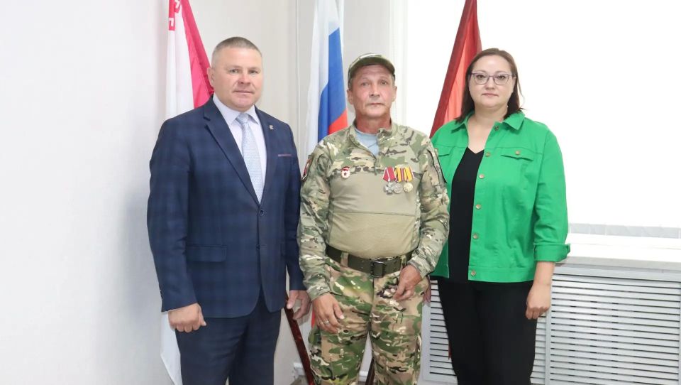 В Оршанке бойцу СВО вручили заслуженную награду