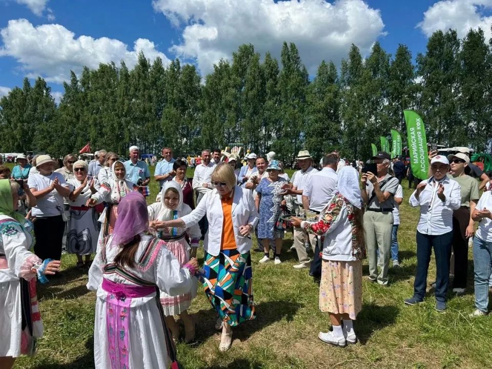 Лариса Яковлева поздравила жителей Волжского муниципального округа с Днем России и Пеледыш пайрем Лариса Яковлева поздравила жителей Волжского муниципального округа с Днем России и Пеледыш пайрем