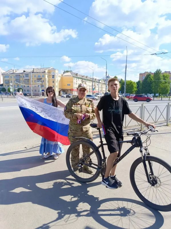 Символ единства и гордости: в Йошкар-Оле прошла акция «Российский триколор» Символ единства и гордости: в Йошкар-Оле прошла акция «Российский триколор»