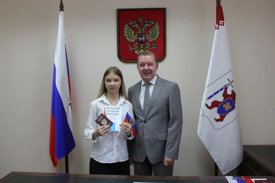 В Республике Марий Эл в День России школьникам города Йошкар-Олы вручили первые паспорта В Республике Марий Эл в День России школьникам города Йошкар-Олы вручили первые паспорта