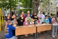 Каждый четверг с 16:00 до 17:00 в пяти районах Йошкар-Олы – в центре, в микрорайонах Гомзово, Ремзавод, 9-й и Сомбатхей – одновременно открываются пять-шесть «Дворовых площадок» для детей в рамках фестиваля «Марийское лето...