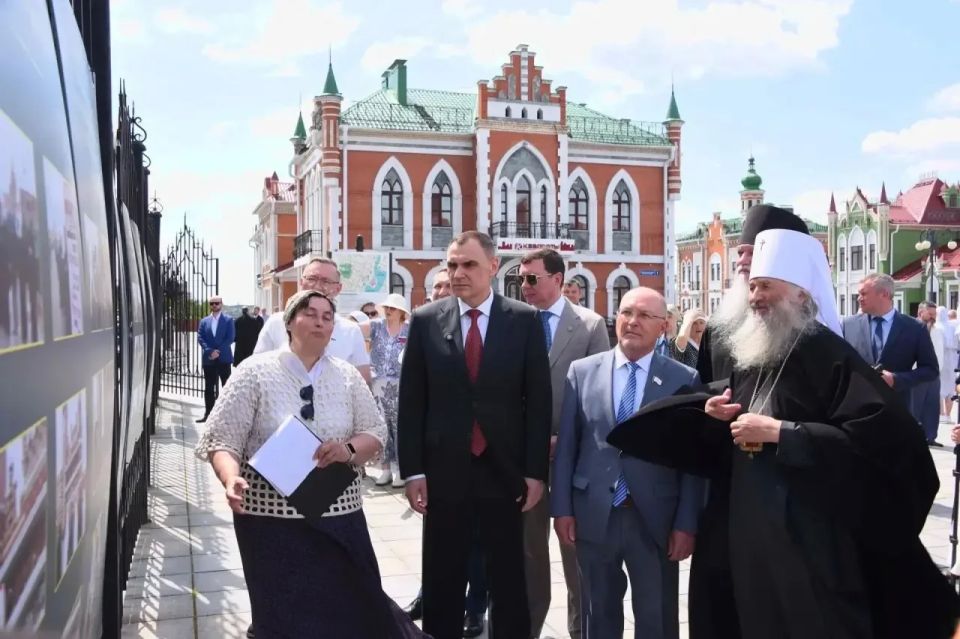 Глава марийского парламента ознакомился с фотовыставкой, посвященной 10-летию освящения Благовещенского собора и визита Патриарха Кирилла Глава марийского парламента ознакомился с фотовыставкой, посвященной 10-летию освящения Благовещенского собора и визита Патриарха Кирилла