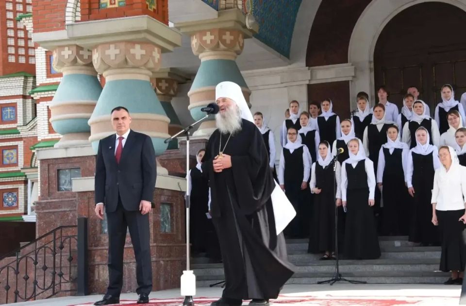 Глава марийского парламента ознакомился с фотовыставкой, посвященной 10-летию освящения Благовещенского собора и визита Патриарха Кирилла Глава марийского парламента ознакомился с фотовыставкой, посвященной 10-летию освящения Благовещенского собора и визита Патриарха Кирилла