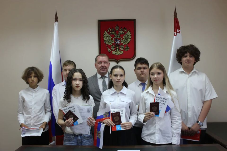 В Республике Марий Эл в День России школьникам города Йошкар-Олы вручили первые паспорта В Республике Марий Эл в День России школьникам города Йошкар-Олы вручили первые паспорта