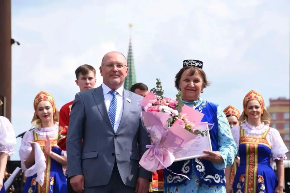 «Успех и процветание нашей страны основаны на единстве ее народов»: Михаил Васютин поздравил жителей Марий Эл с Днем России «Успех и процветание нашей страны основаны на единстве ее народов»: Михаил Васютин поздравил жителей Марий Эл с Днем России