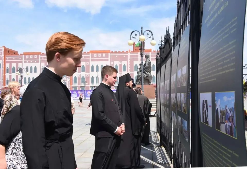 Глава марийского парламента ознакомился с фотовыставкой, посвященной 10-летию освящения Благовещенского собора и визита Патриарха Кирилла Глава марийского парламента ознакомился с фотовыставкой, посвященной 10-летию освящения Благовещенского собора и визита Патриарха Кирилла