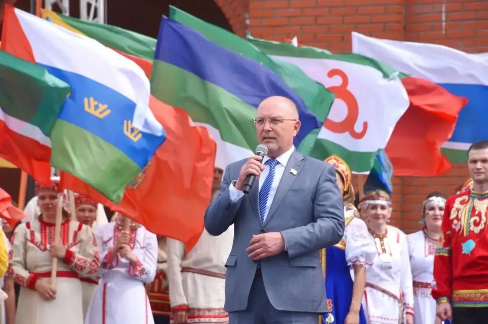 «Успех и процветание нашей страны основаны на единстве ее народов»: Михаил Васютин поздравил жителей Марий Эл с Днем России «Успех и процветание нашей страны основаны на единстве ее народов»: Михаил Васютин поздравил жителей Марий Эл с Днем России