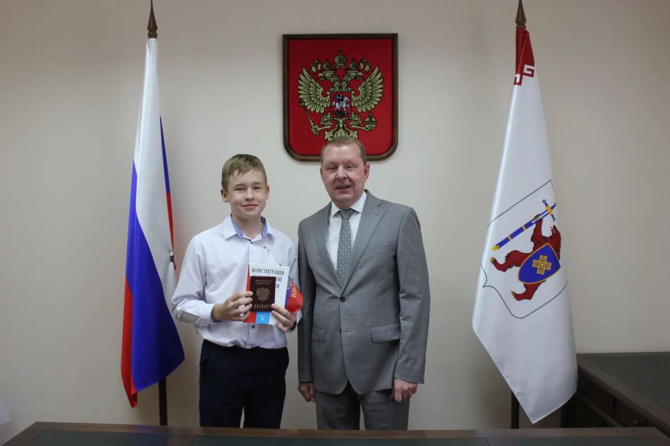 В Республике Марий Эл в День России школьникам города Йошкар-Олы вручили первые паспорта В Республике Марий Эл в День России школьникам города Йошкар-Олы вручили первые паспорта