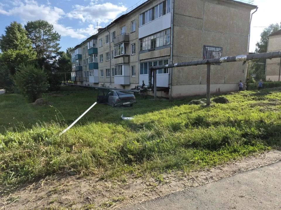 Один человек погиб и двое пострадали после того, как водитель Ваз-2112 сбил пешехода, а потом наехал на опору ЛЭП и дорожный знак в селе Азаново Один человек погиб и двое пострадали после того, как водитель Ваз-2112 сбил пешехода, а потом наехал на опору ЛЭП и дорожный знак в селе Азаново
