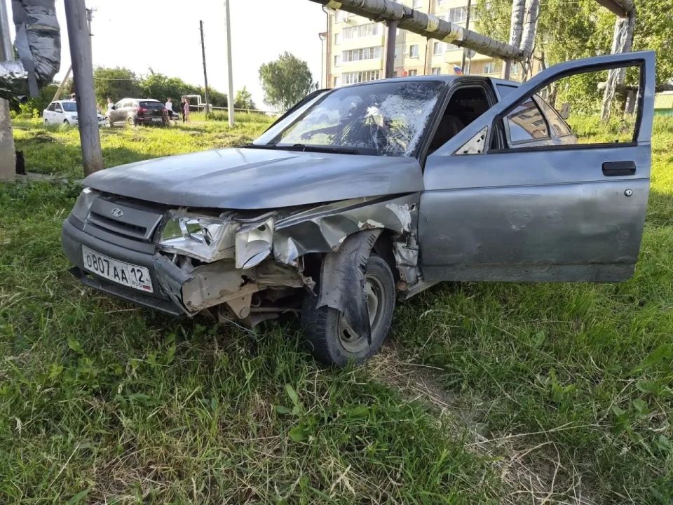 В Марий Эл погибли велосипедист и пешеход, а водитель бросил разбитое авто с детьми В Марий Эл погибли велосипедист и пешеход, а водитель бросил разбитое авто с детьми