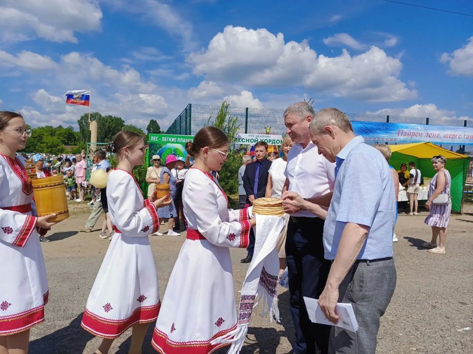Депутаты поздравили жителей республики с Днем России и национальным праздником «Пеледыш пайрем» Депутаты поздравили жителей республики с Днем России и национальным праздником «Пеледыш пайрем»