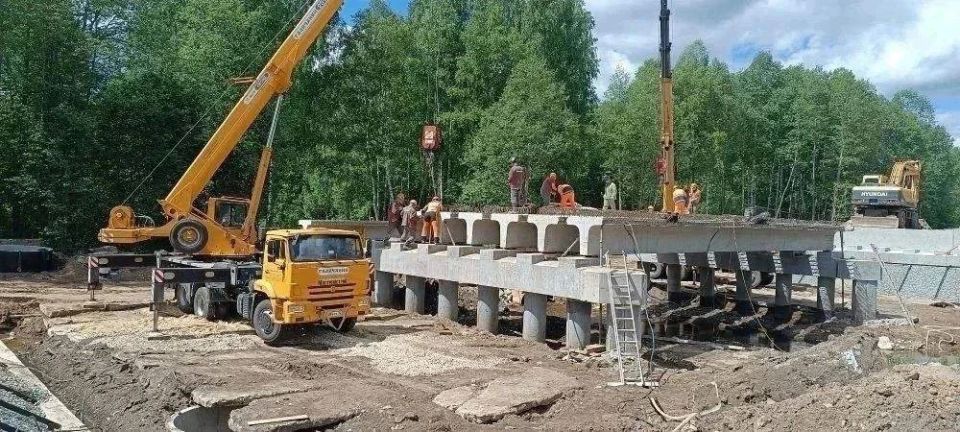 В Марий Эл продолжается капитальный ремонт моста через реку Илеть, однако, судя по проводимым работам, объект фактически перестраивается заново