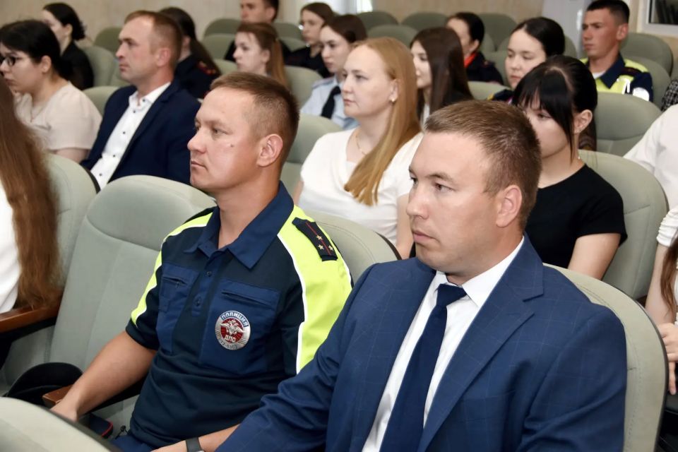 Молодые сотрудники органов внутренних дел встретились с руководством МВД по Республике Марий Эл Молодые сотрудники органов внутренних дел встретились с руководством МВД по Республике Марий Эл