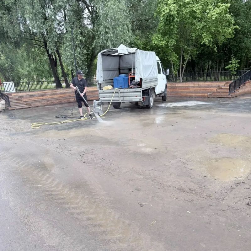 В преддверии празднования главного национального праздника марийского народа — Пеледыш Пайрем — в Марий парке с раннего утра наводят порядок В преддверии празднования главного национального праздника марийского народа — Пеледыш Пайрем — в Марий парке с раннего утра наводят порядок