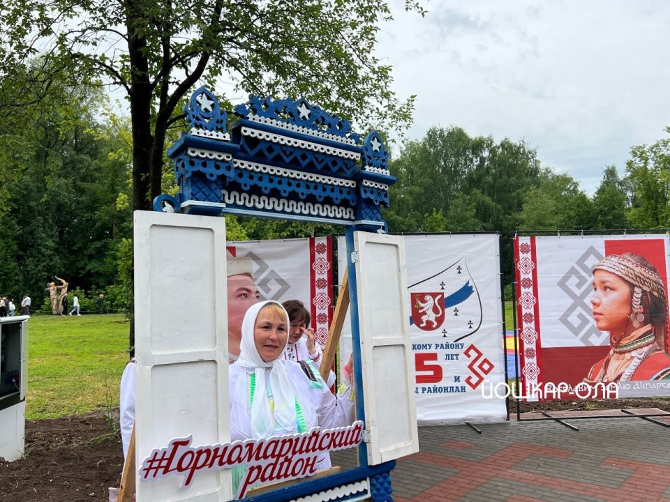 Несмотря на дождь, празднику быть! На Пеледыш пайрем, посвященный Году единства народов России, собрались гости из 10 регионов страны: Москвы, СанктПетербурга, Татарстана, Чувашии, Нижегородской, Свердловской и Кировской... Несмотря на дождь, празднику быть! На Пеледыш пайрем, посвященный Году единства народов России, собрались гости из 10 регионов страны: Москвы, СанктПетербурга, Татарстана, Чувашии, Нижегородской, Свердловской и Кировской...