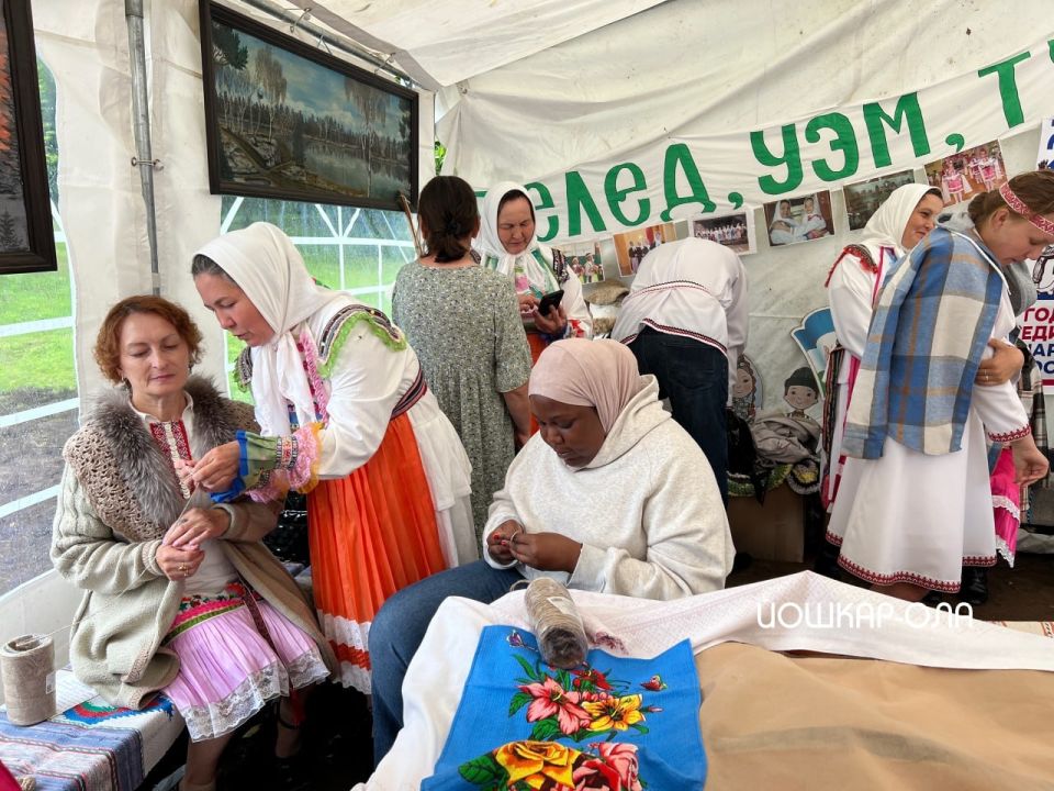 Несмотря на дождь, празднику быть! На Пеледыш пайрем, посвященный Году единства народов России, собрались гости из 10 регионов страны: Москвы, СанктПетербурга, Татарстана, Чувашии, Нижегородской, Свердловской и Кировской... Несмотря на дождь, празднику быть! На Пеледыш пайрем, посвященный Году единства народов России, собрались гости из 10 регионов страны: Москвы, СанктПетербурга, Татарстана, Чувашии, Нижегородской, Свердловской и Кировской...