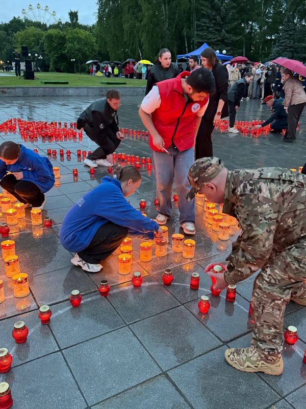 Помнить - значит жить. Сегодня в Йошкар-Оле состоялась традиционная Всероссийская акция «Свеча памяти», посвящённая 85-й годовщине начала Великой Отечественной войны Помнить - значит жить. Сегодня в Йошкар-Оле состоялась традиционная Всероссийская акция «Свеча памяти», посвящённая 85-й годовщине начала Великой Отечественной войны