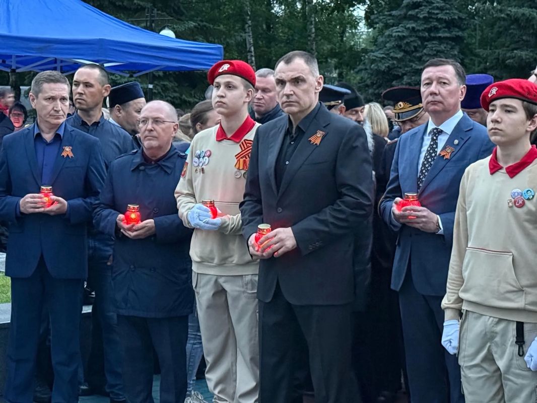 Помнить - значит жить. Сегодня в Йошкар-Оле состоялась традиционная Всероссийская акция «Свеча памяти», посвящённая 85-й годовщине начала Великой Отечественной войны Помнить - значит жить. Сегодня в Йошкар-Оле состоялась традиционная Всероссийская акция «Свеча памяти», посвящённая 85-й годовщине начала Великой Отечественной войны
