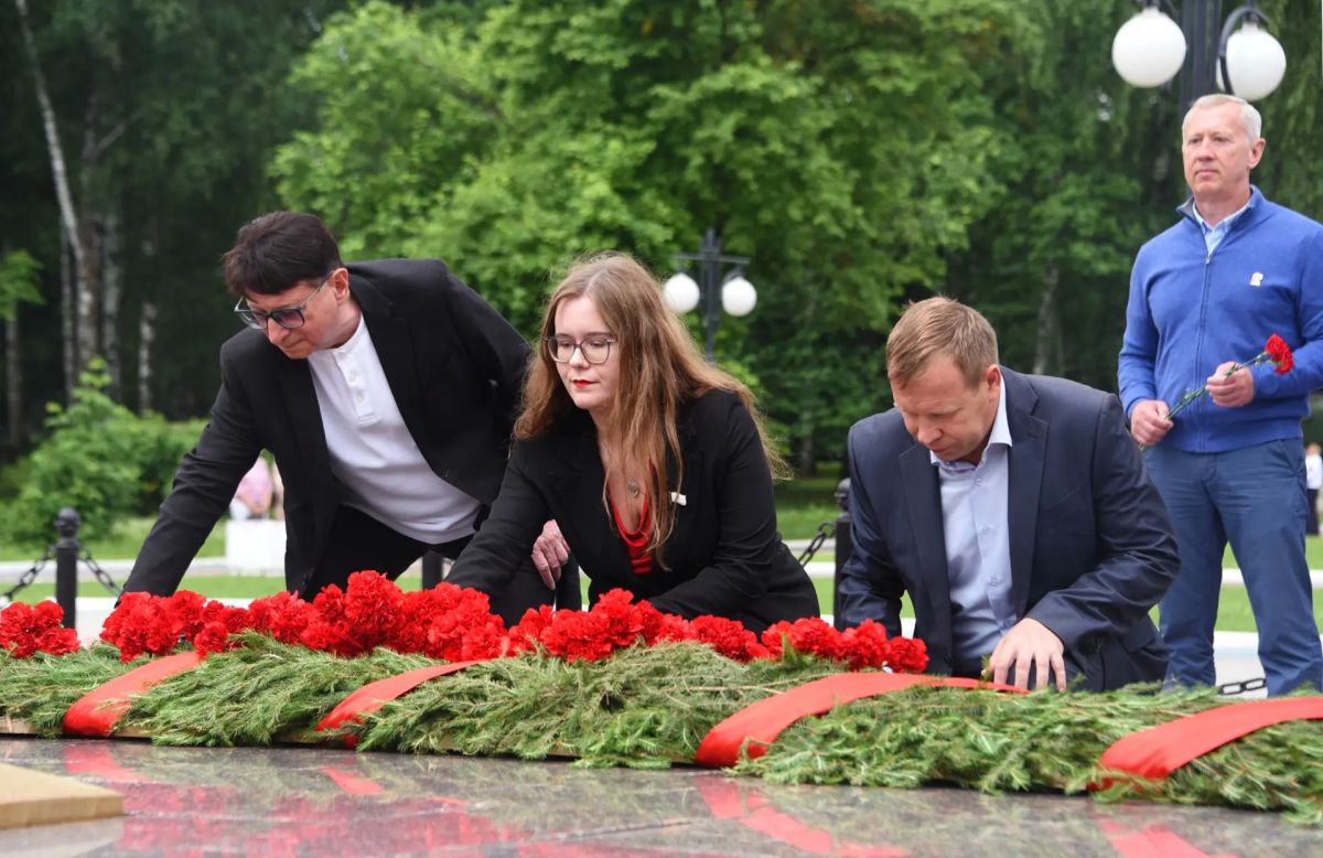 Вечная память героям: депутаты Государственного Собрания почтили подвиг поколения победителей Вечная память героям: депутаты Государственного Собрания почтили подвиг поколения победителей