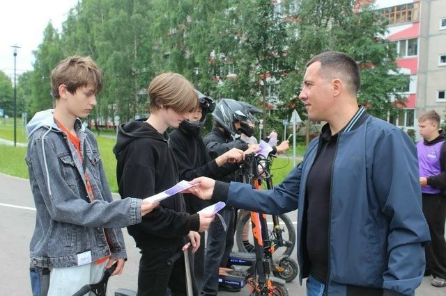 В Йошкар-Оле автоинспекторы и представители кикшеринговой компании провели акцию «На СИМ — безопасно колесим!» В Йошкар-Оле автоинспекторы и представители кикшеринговой компании провели акцию «На СИМ — безопасно колесим!»