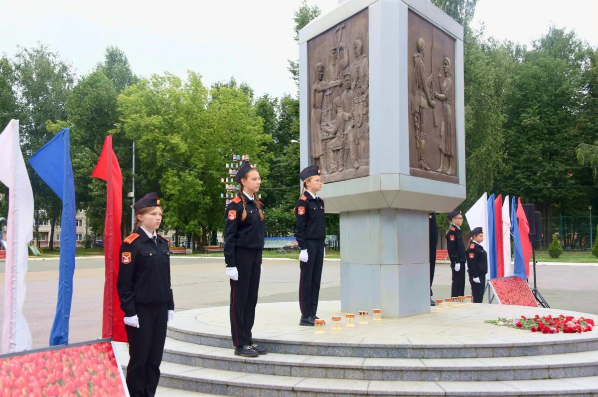 Вечная память героям: депутаты Государственного Собрания почтили подвиг поколения победителей Вечная память героям: депутаты Государственного Собрания почтили подвиг поколения победителей