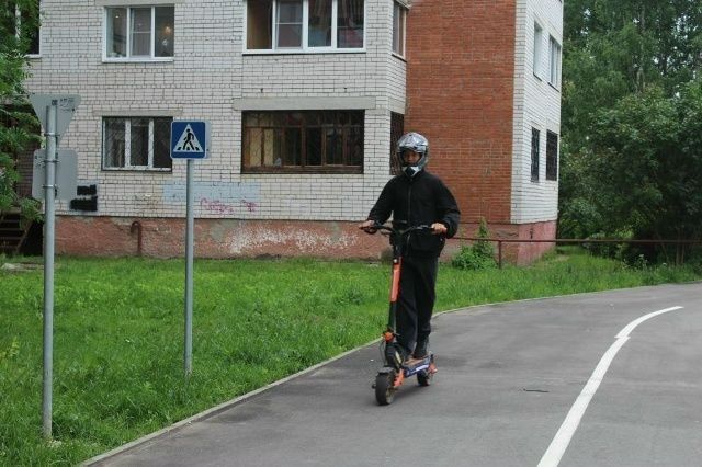 В Йошкар-Оле автоинспекторы и представители кикшеринговой компании провели акцию «На СИМ — безопасно колесим!» В Йошкар-Оле автоинспекторы и представители кикшеринговой компании провели акцию «На СИМ — безопасно колесим!»