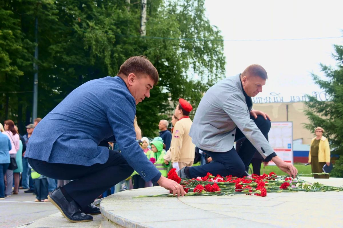 Вечная память героям: депутаты Государственного Собрания почтили подвиг поколения победителей Вечная память героям: депутаты Государственного Собрания почтили подвиг поколения победителей
