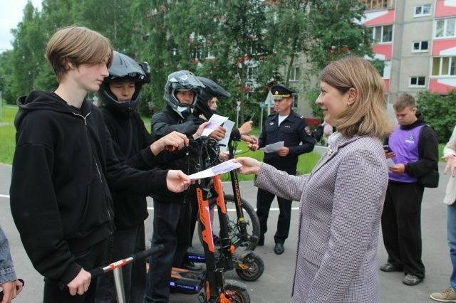 В Йошкар-Оле автоинспекторы и представители кикшеринговой компании провели акцию «На СИМ — безопасно колесим!» В Йошкар-Оле автоинспекторы и представители кикшеринговой компании провели акцию «На СИМ — безопасно колесим!»