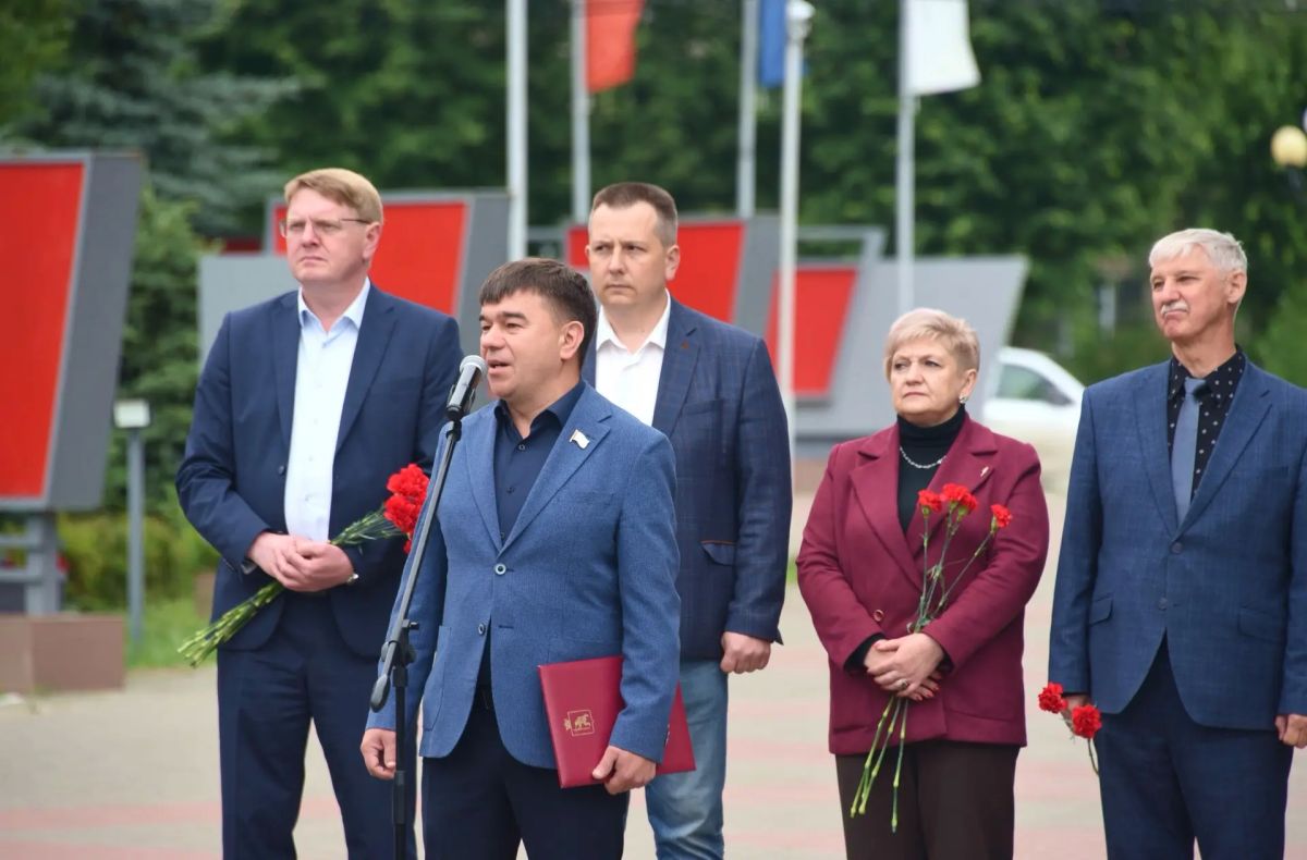 Вечная память героям: депутаты Государственного Собрания почтили подвиг поколения победителей Вечная память героям: депутаты Государственного Собрания почтили подвиг поколения победителей