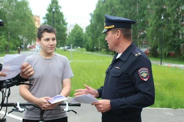 В Йошкар-Оле автоинспекторы и представители кикшеринговой компании провели акцию «На СИМ — безопасно колесим!» В Йошкар-Оле автоинспекторы и представители кикшеринговой компании провели акцию «На СИМ — безопасно колесим!»