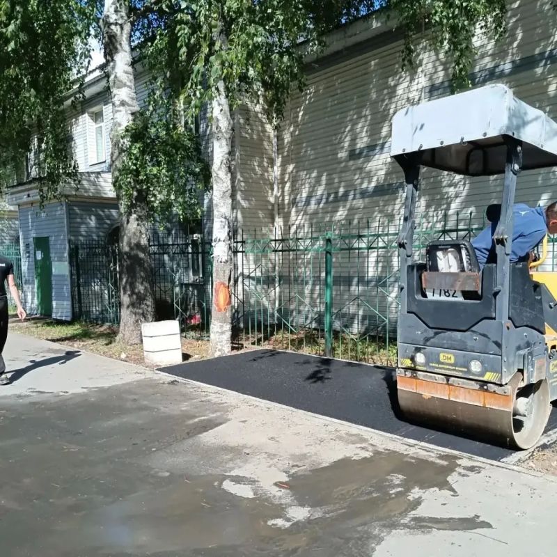 Дорожные работы в городе: ямочный ремонт и подготовка остановок продолжаются Дорожные работы в городе: ямочный ремонт и подготовка остановок продолжаются