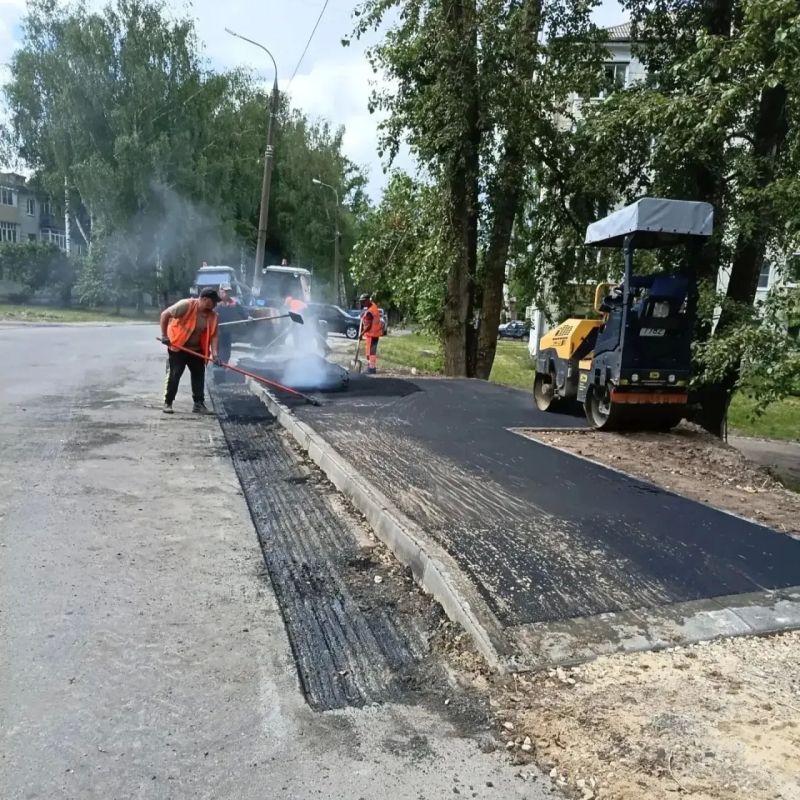 Дорожные работы в городе: ямочный ремонт и подготовка остановок продолжаются Дорожные работы в городе: ямочный ремонт и подготовка остановок продолжаются