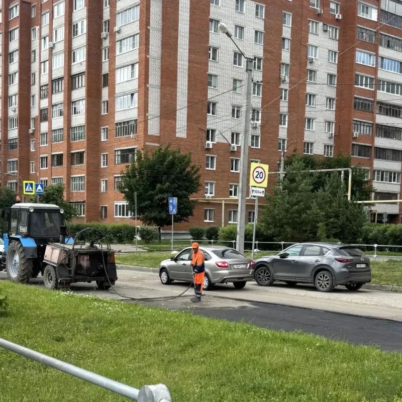 Дорожные работы в городе: ямочный ремонт и подготовка остановок продолжаются Дорожные работы в городе: ямочный ремонт и подготовка остановок продолжаются