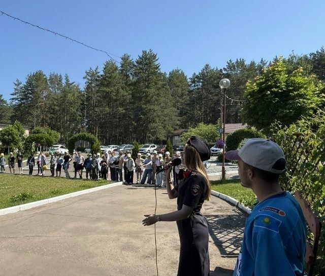 В рамках акции «Лето без опасности» в загородных лагерях отдыха сотрудники Госавтоинспекции проводят правовые ликбезы для детей и подростков В рамках акции «Лето без опасности» в загородных лагерях отдыха сотрудники Госавтоинспекции проводят правовые ликбезы для детей и подростков