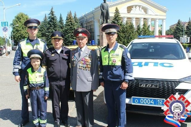 В Йошкар-Оле акция "Прошлое - настоящее - будущее" объединила поколения В Йошкар-Оле акция "Прошлое - настоящее - будущее" объединила поколения