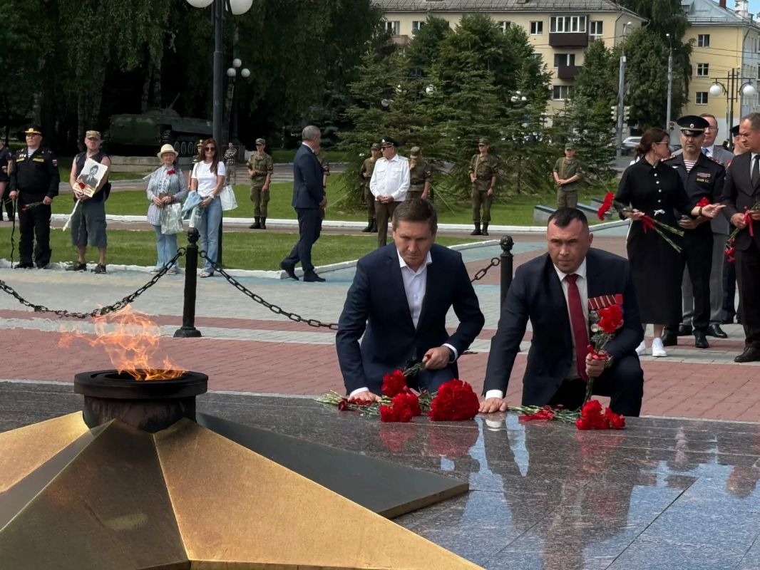 Антон Трудинов: У Вечного огня прошло торжественное мероприятие, посвященное Дню ветерана боевых действий Антон Трудинов: У Вечного огня прошло торжественное мероприятие, посвященное Дню ветерана боевых действий