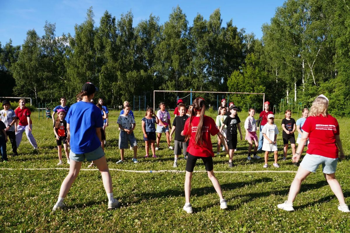 Четвёртый год в Республике Марий Эл в течение всего лета команды первичных и местных отделений Движения Первых проводят дворовые площадки в рамках Фестиваля «Марийское лето с Движением Первых» Четвёртый год в Республике Марий Эл в течение всего лета команды первичных и местных отделений Движения Первых проводят дворовые площадки в рамках Фестиваля «Марийское лето с Движением Первых»