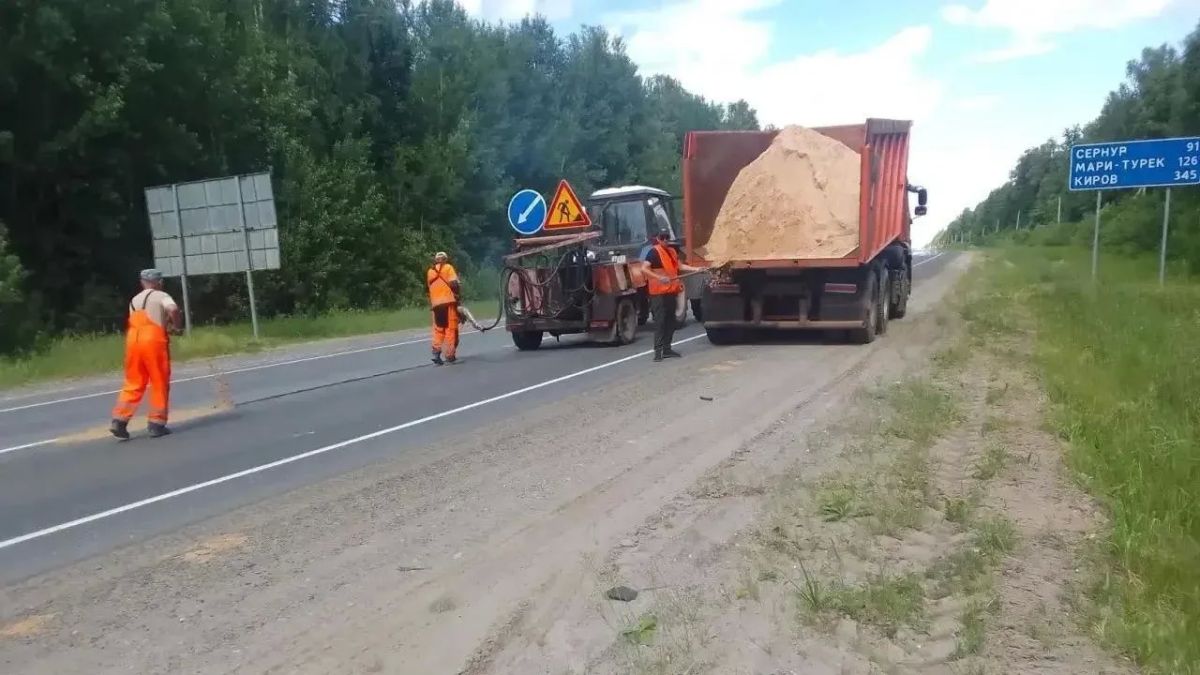 На загородных трассах Марий Эл трещины заливают битумной эмульсией