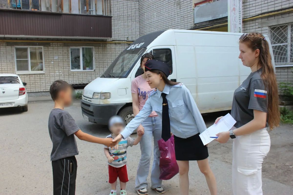 В Республике Марий Эл полицейские и общественники проводят встречи с детьми и студентами в рамках акции «Безопасность детства» В Республике Марий Эл полицейские и общественники проводят встречи с детьми и студентами в рамках акции «Безопасность детства»