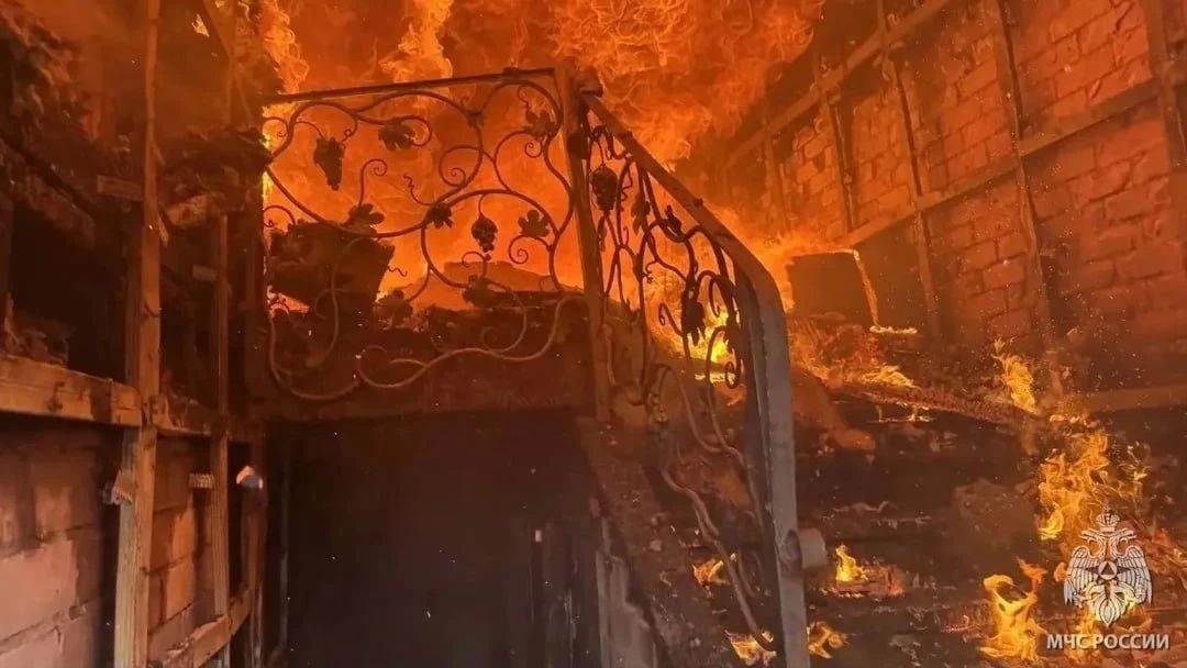 В деревне Савино ликвидировали пожар на площади 300 квадратных метров