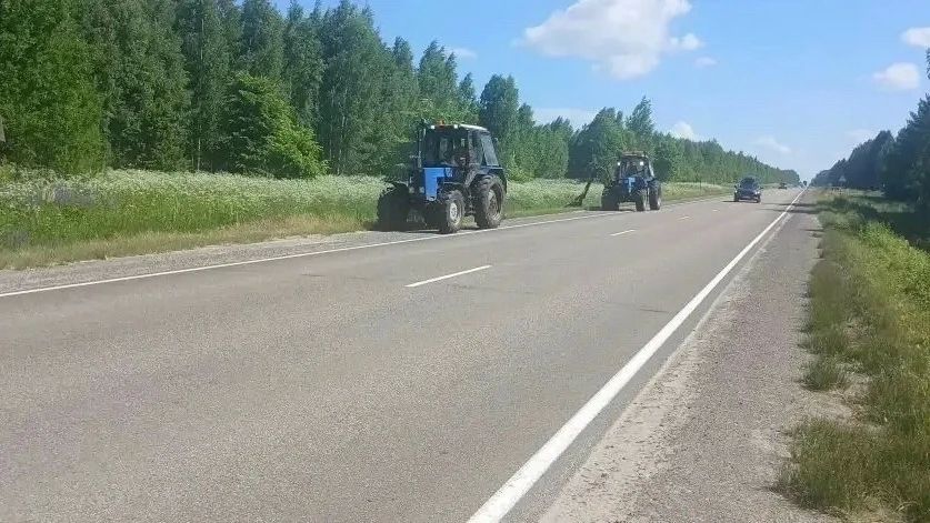 В Юринском округе Марий Эл дорожные рабочие расчищают трассу Р-177 «Поветлужье» от валежника В Юринском округе Марий Эл дорожные рабочие расчищают трассу Р-177 «Поветлужье» от валежника